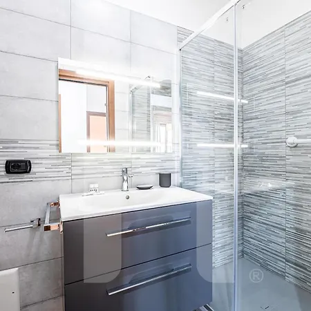 Homiday - - Elegant Apartment- 3 2 Bagni Appartement
